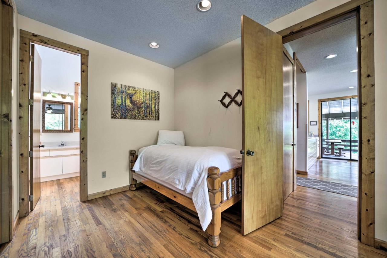 Vibrant Bryson City Home With Mtn Views And Deck! Экстерьер фото